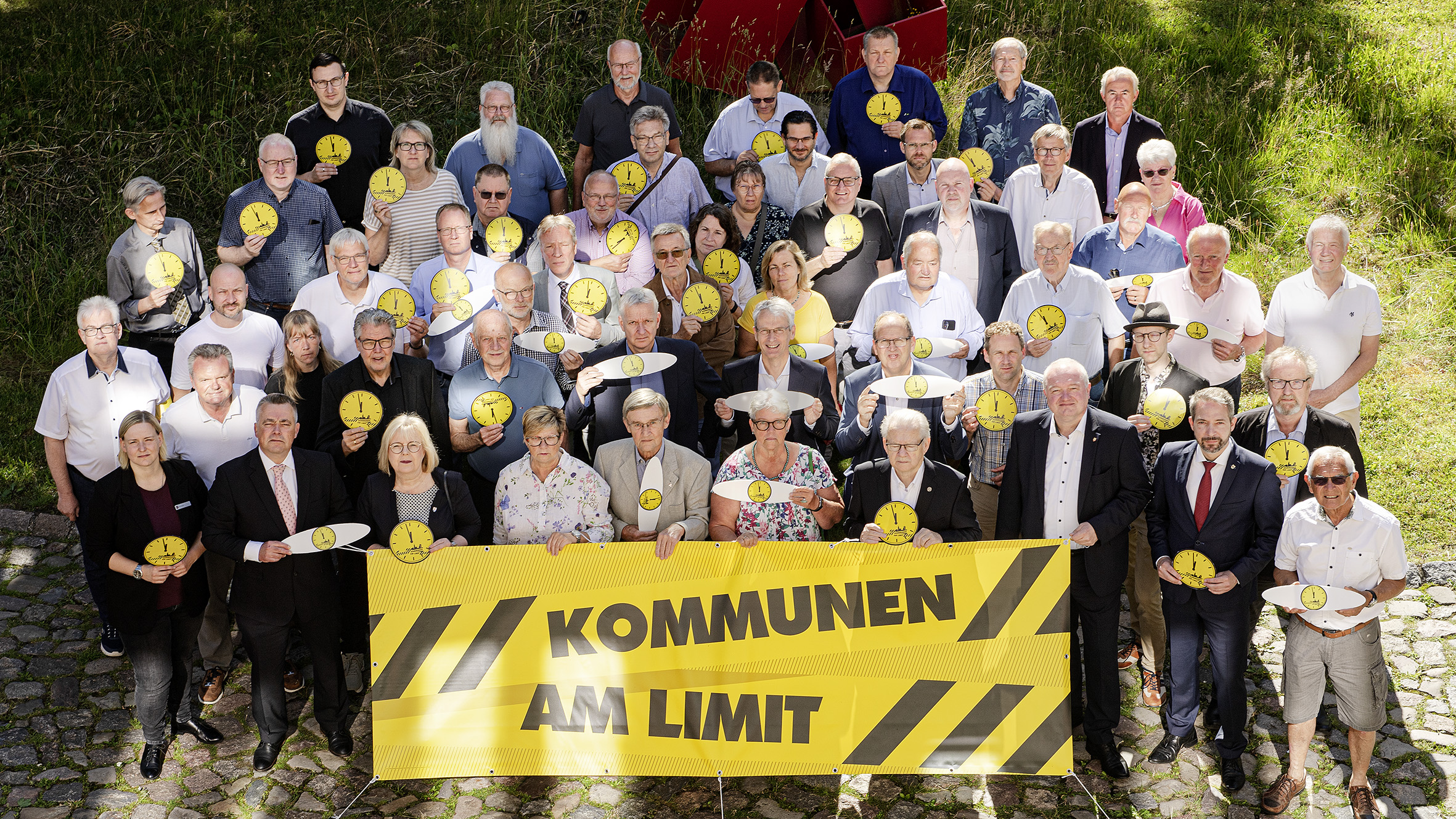55 Bürgermeisterinnen und Bürgermeister und vertreterinnen und -vertreter sowie Kreistagspolitikerinnen und politiker kamen am Montagmorgen am Kreishaus zusammen